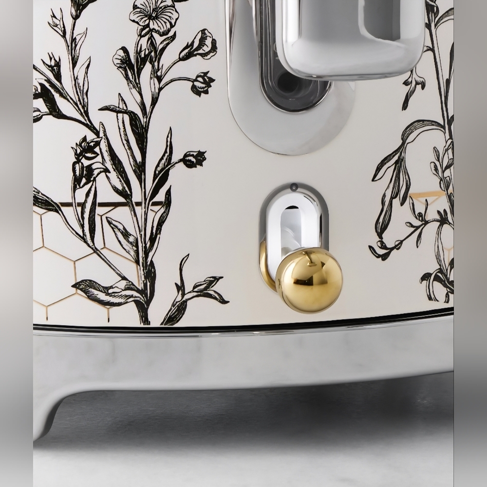BESTSELLER SMEG Honeycomb Electric Kettle - Picture 4 of 15